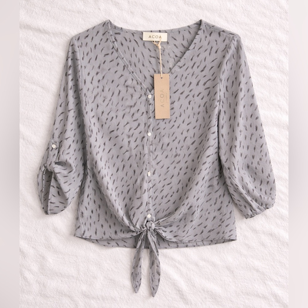 ACOA Grey Printed Tie Front Blouse NWT Lightweight 3/4 Sleeve Top Size Small